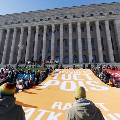 Eduskuntatalon edustalle järjestettiin suuri ilmastonmuutosta vastustava mielenosoitus 6. maaliskuuta. 
