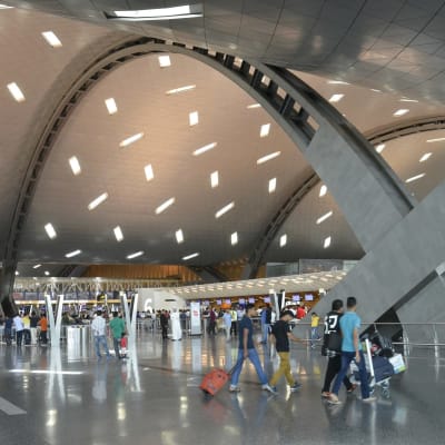Ihmisiä Dohan lentoasemalla