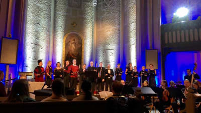 Tampereen Teatterin näyttelijät esiintyvät perinteisessä joulukonsertissa Aleksanterin kirkossa.