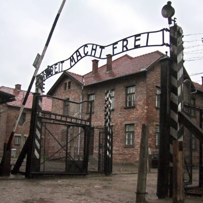 Huvudingången till Auschwitz.
