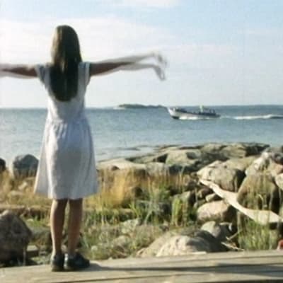 Reetta Robinson viittilöi ohi ajavalle veneelle.