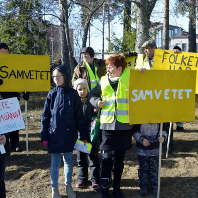 Demonstranter utanför ämbetshuset i Korsholm.