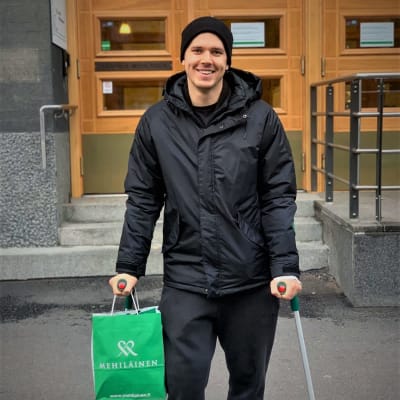 Anton Lindfors med kryckor efter knäoperation.