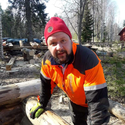 Metsuriopiskelija Jani Jaatinen hirsityön kurssilla