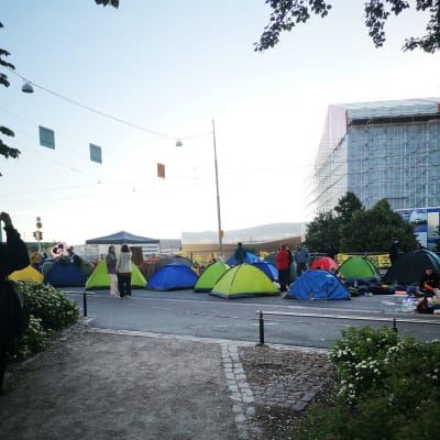 Miljörörelsen Elokapinas tält har stängt av trafiken på Mannerheimvägen.