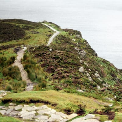 Irlannin luoteisrannikon kallioita. Kallion harja, jossa kulkee kivetty polku