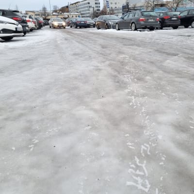 Liukas parkkipaikka Porissa. Jäätynyttä sohjoa.