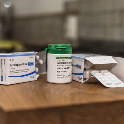 Narkolepsian hoidossa käytettäviä lääketabletteja pöydällä.
