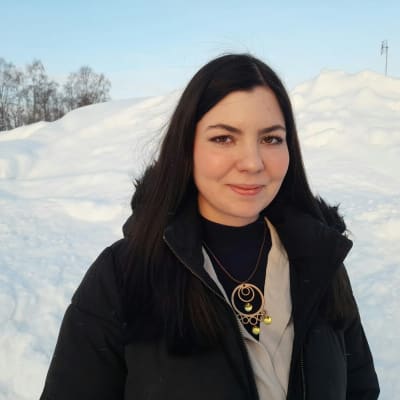 Lapin yrittäjien uusi toimitusjohtaja Ella-Noora Kauppinen katsoo kameraan lumihangen edessä.