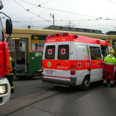 bild på ambulans vid en trafikolycka i Helsingfors