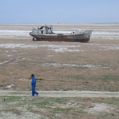 Skeppsvrak på Aralsjöns botten.
