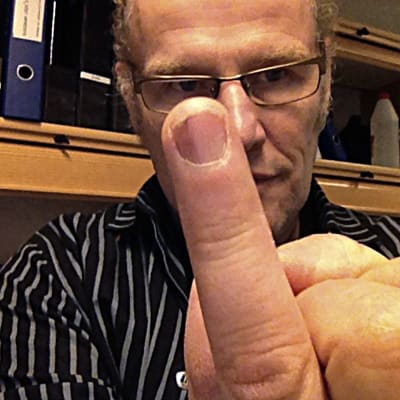 Stefan Paavola med friskt finger