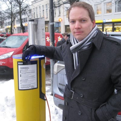 Frank Hoverfelt vid laddningspunkten vid Stationsvägen i Ekenäs.