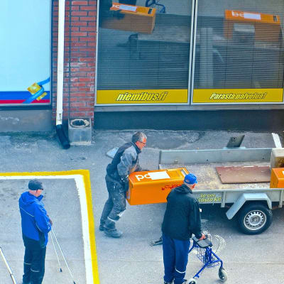 Två postlådor avlägsnades från Vasa centrum på fredagen. Christian Nylund tog bilden.