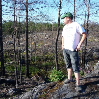 Anders Abrahamsson på platsen där det brann.