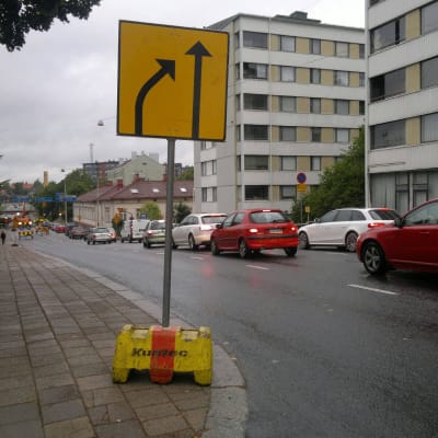 Gatuarbeten i korsningen av Skolgatan och Bangårdsgatan stör trafiken