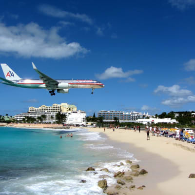 Lentokone laskeutuu lähellä rantaa
