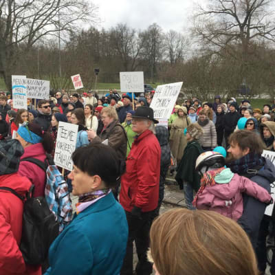 Demonstration mot planerna på att förvandla ett stort parkområde till en trafikled i Tallinn den 24 april 2016.