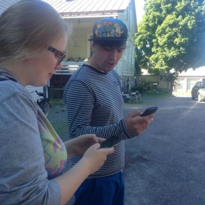 Mathilda Liljestrand och Benjamin Lundin fascineras av Pokemon.