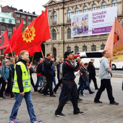 Protestmarsch i Helsingfors mot regeringens budget 3.9.2016.