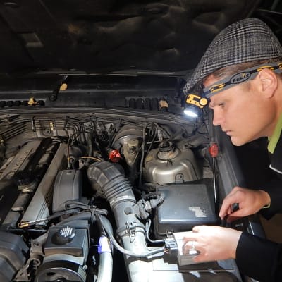toimittaja Tuomas Kiukas asentaa etanolimuuntosarjaa autoonsa