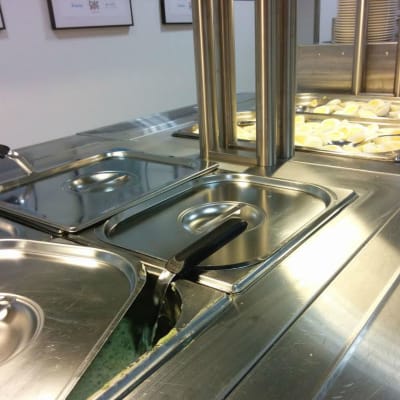 Spenatsoppa och kokta ägg i en skolmatsal.