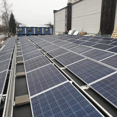 Aurinkopaneelit Lappeenrannan urheilutalon katolla.