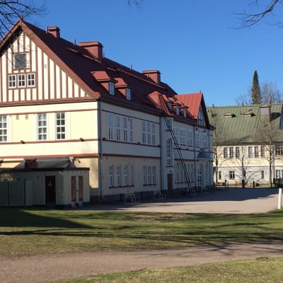 Vaalea iso rakennus eli Lappeenrannan vanha kylpylaitos, taustalla Kasino.