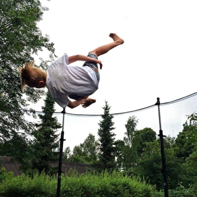 Barn som hoppar i en trampolin.