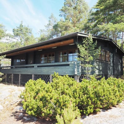 Fasaden på president Kekkonens grågröna sommarstuga på Grissleklobben i Iniö.s