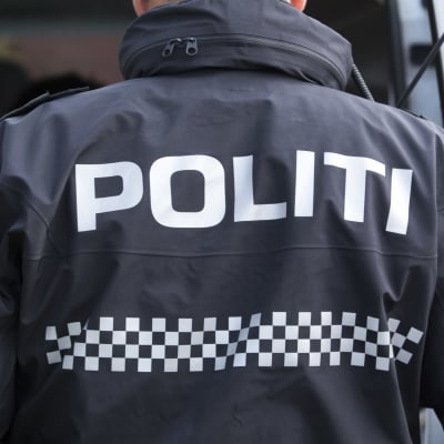 Ryggen på en norsk poliskonstapel.