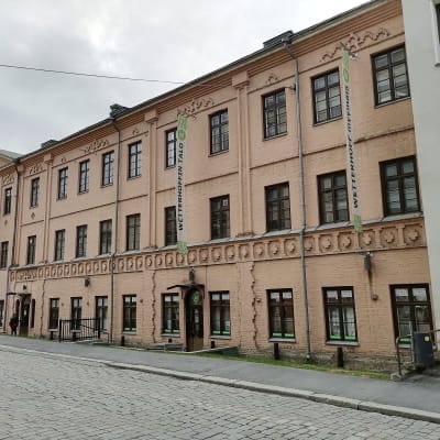 Vanha punertava tiilirakennus Hämeenlinnan keskustassa. 