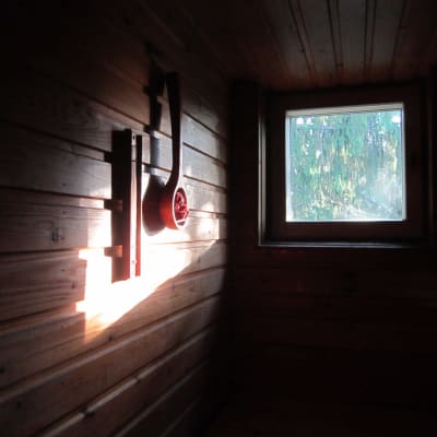Aamuaurinko paistaa saunamme ikkunnasta luoden seinälle kauniin valoilmiön.