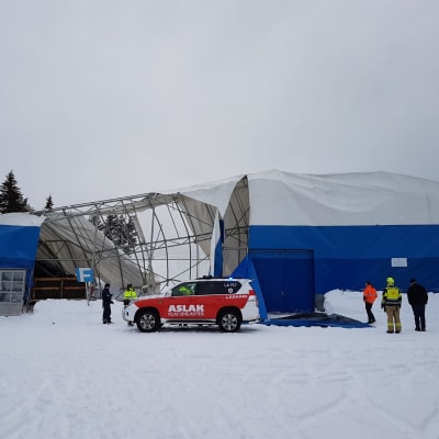 Sodankylän kunnan entinen jäähalli romahti lumen painosta 10.2.2020