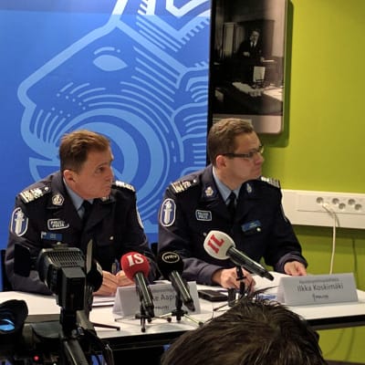 Lasse Aapio och Ilkka Koskimäki på Helsingforspolisens presstillfälle.