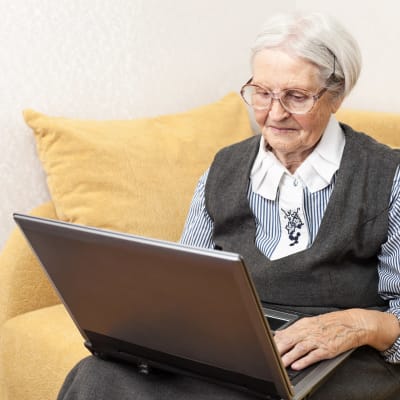 Äldre kvinna med laptop.