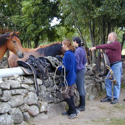 Tyttöjä valmistautumassa ratsastamaan Tihusen hevostilalla Muhulla, Virossa.