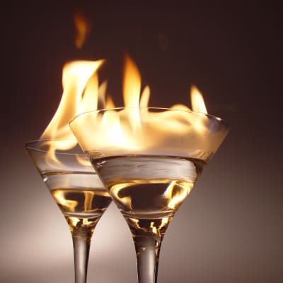 Två brinnande cocktailar i glas.