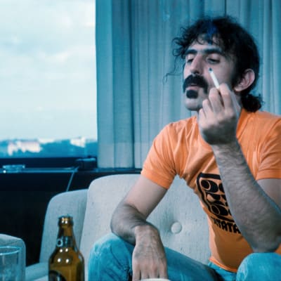Muusikko Frank Zappa tupakoi haastattelutilanteessa Helsingissä 1973