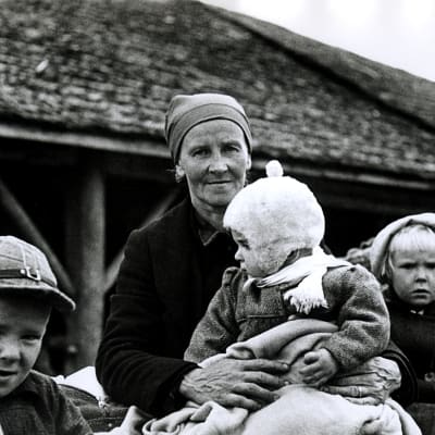 Kvinna med barn evakueras från Karelen, 1944