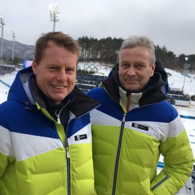 Yle Sportens skidreferenter Glenn Lindholm och Leif Lampenius