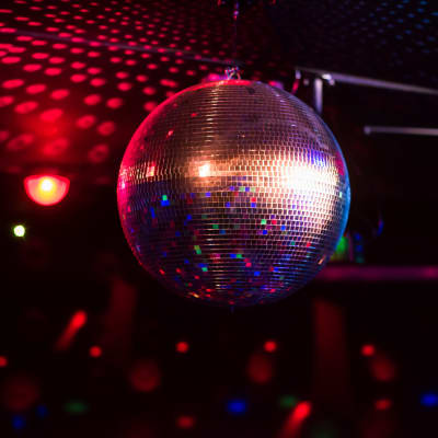 en discoboll i mörkt färgglatt ljus