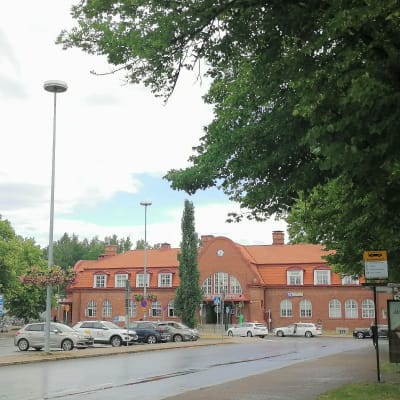 Hämeenlinnan rautatieasema kaupungin suunnasta kesäsateen jälkeen.