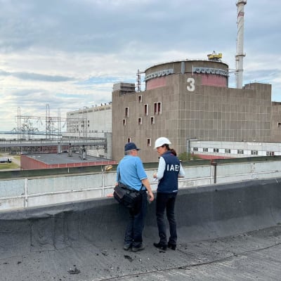 På bilden ses två inspektörer från IAEA vid ukrainska kärnkraftverket Zaporizjzja.