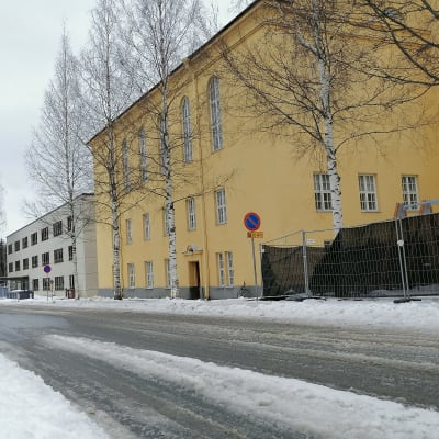 Tyhjä loskainen katu Seminaarin koulun edessä.