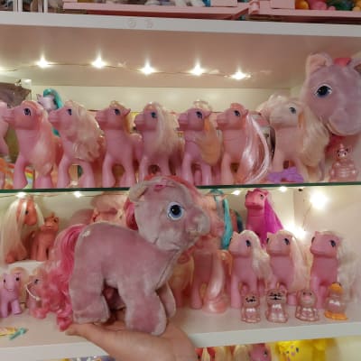 Vaaleanpunaisia My Little Pony -leluja Museo Leikin näyttelyssä Poniystävyys on ikuista.