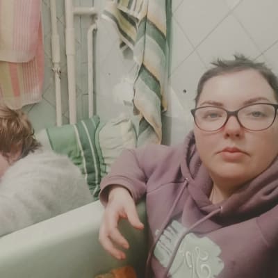 två personer i ett badrum