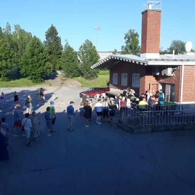 Junassa matkan jatkumista odottaneet ihmiset päästettiin Imatran tavara-asemalla täyttämään vesipullojaan 26.6. 