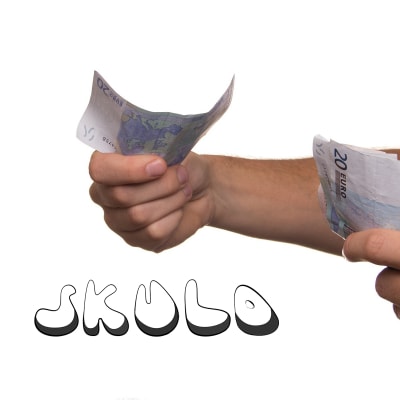Bild av händer spm håller i sedlar, bredvid texten skuld