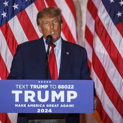 Trump puhuu, taustalla USA:n lippu. 